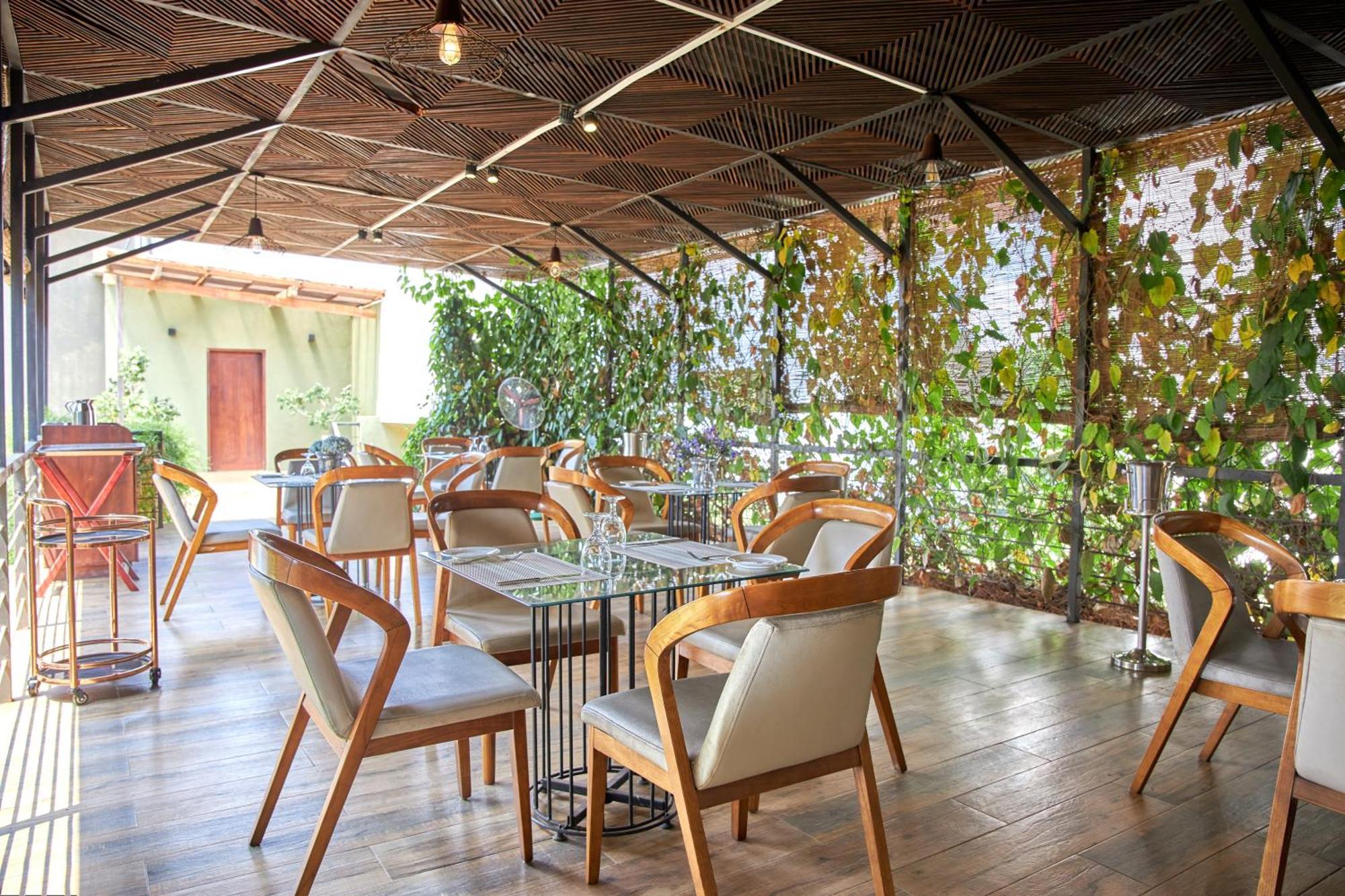 Seahorse Hotel & Spa Negombo Exteriör bild
